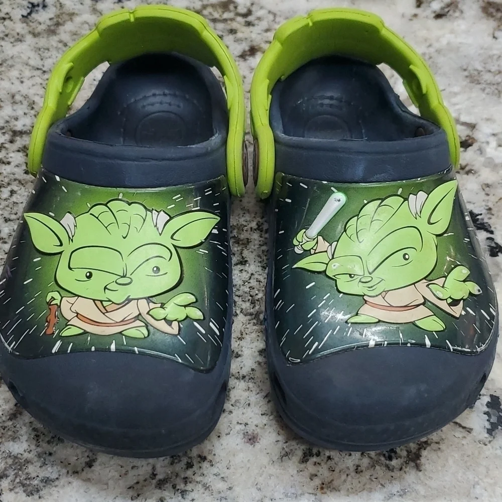 Crocs Star Wars Yoda size 6 To 7C shoes